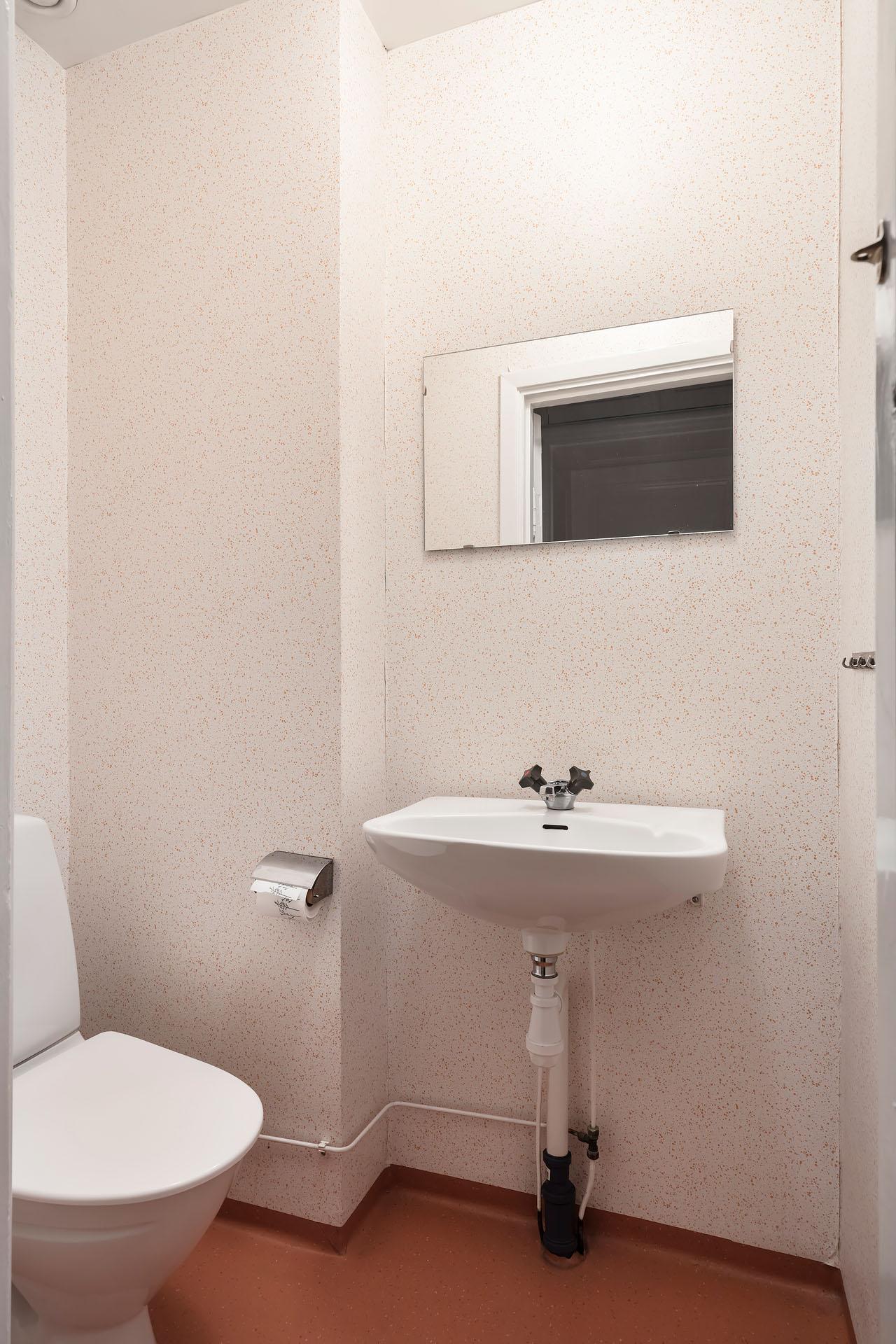 Gästtoalett i anslutning till serveringsgången