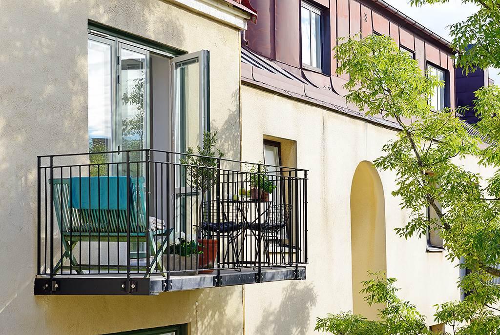 Med en stor balkong i rakt söderläge