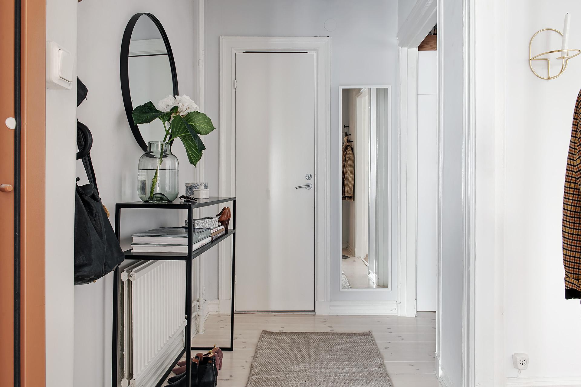 Fina brädgolv både i hall och kök