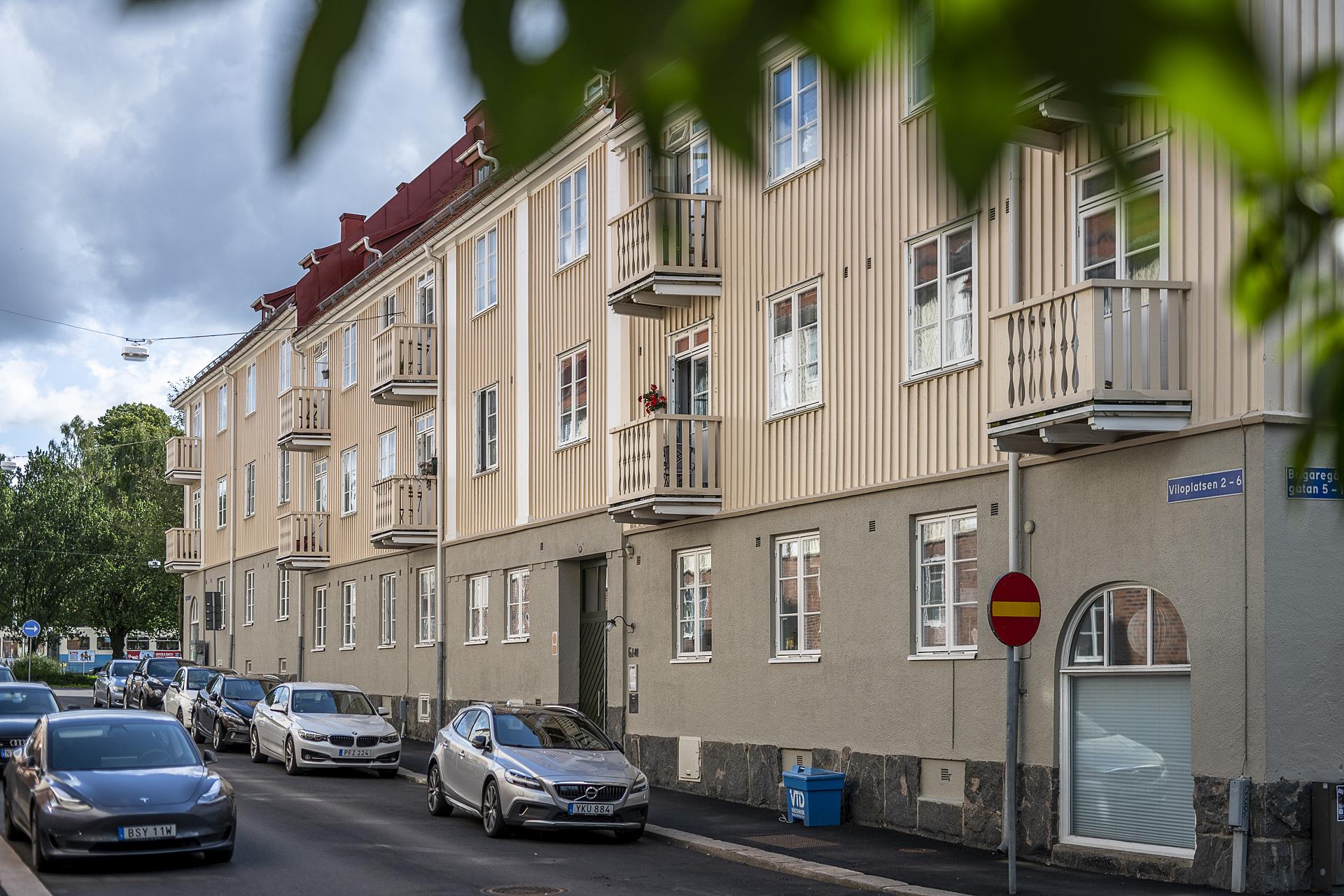 Fönstren mot lugna Viloplatsen ligger högt, så insyn är inget problem