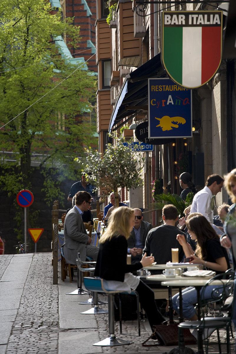 Intill Oscar Fredriks kyrka myllrar det av caféer