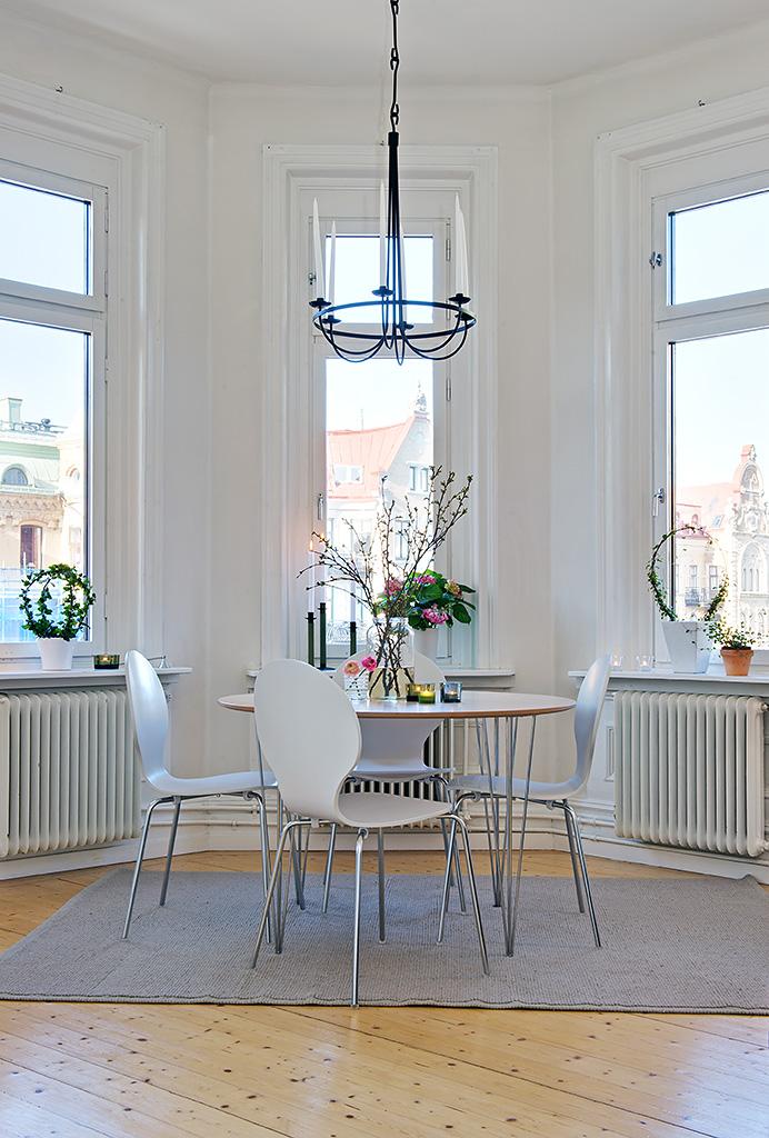 Ett burspråk mot Linnégatan ramar in matplatsen