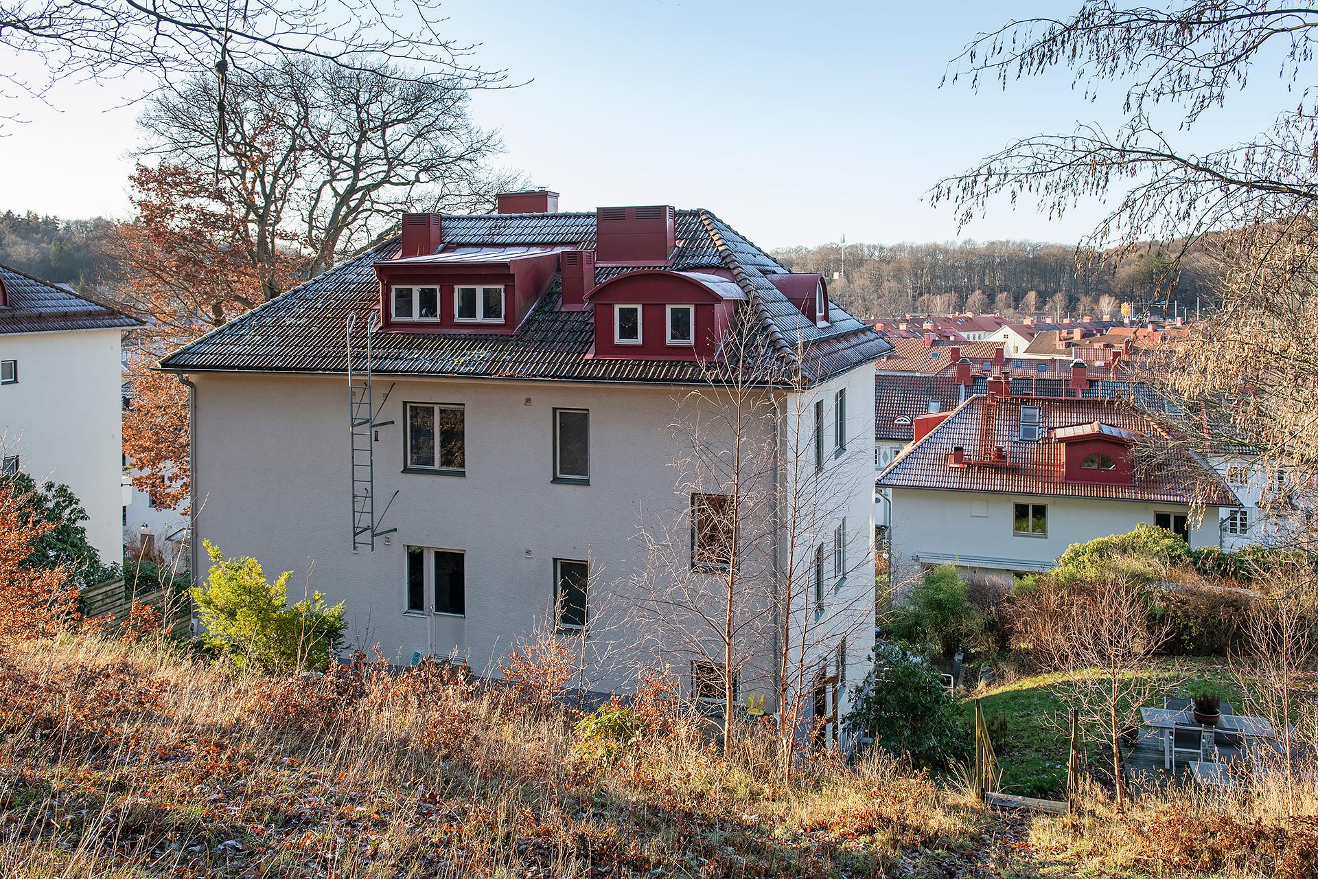 Huset ligger lite på höjden, därav den härliga utsikten