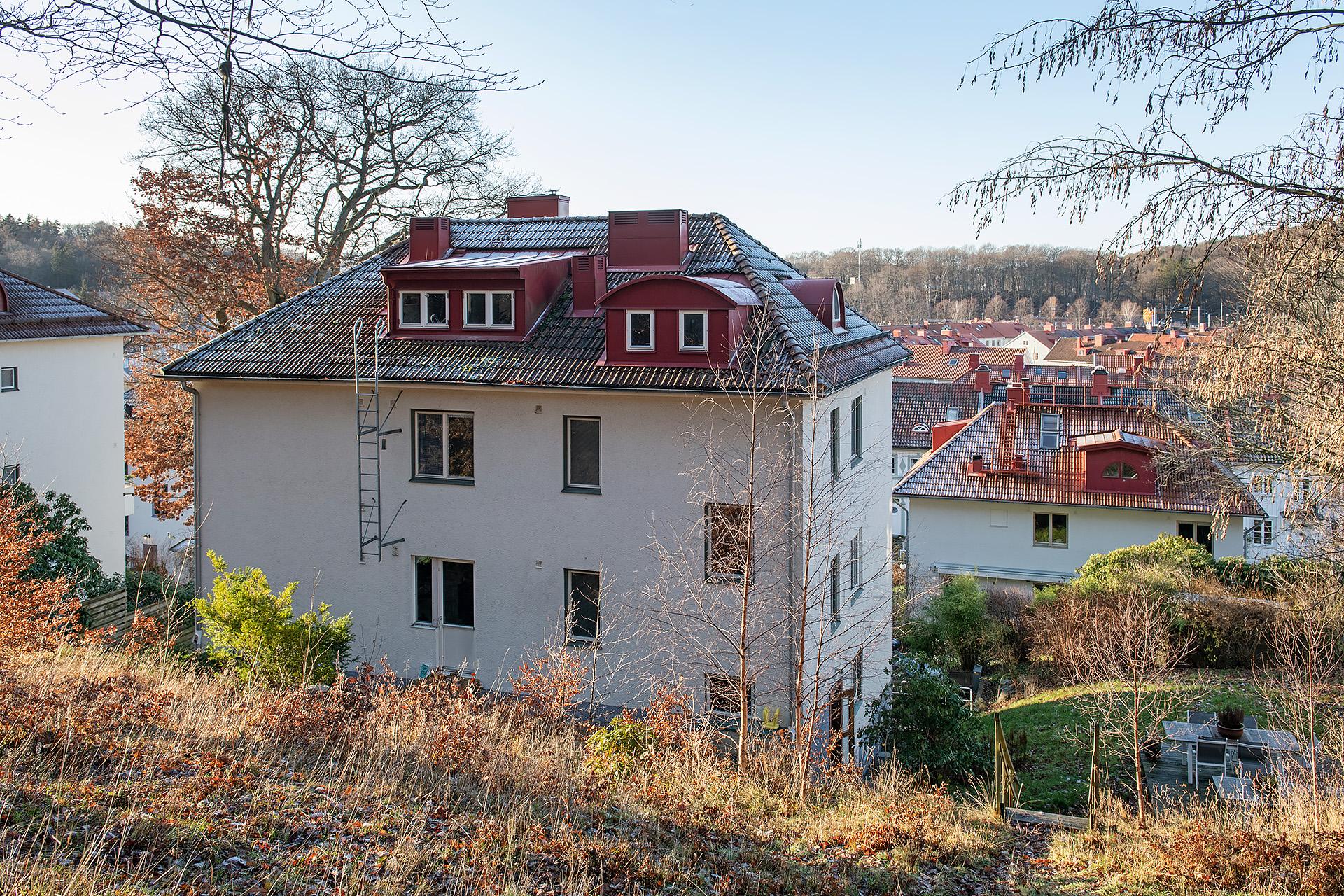 Huset ligger lite på höjden,  därav den härliga utsikten