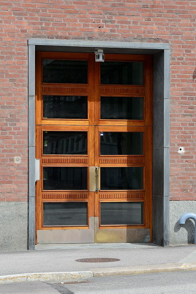 Gedigen entréport välkomnar.