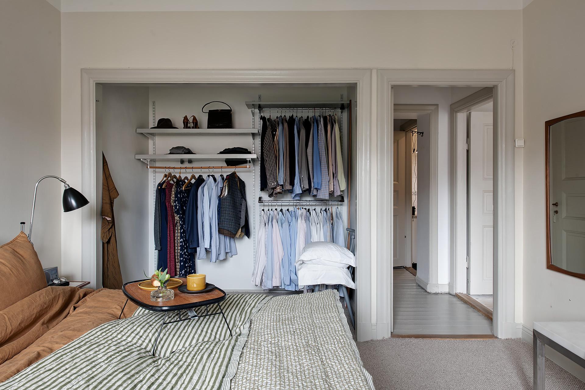 Walk in closet med plats för alla kläderna i master bedroom