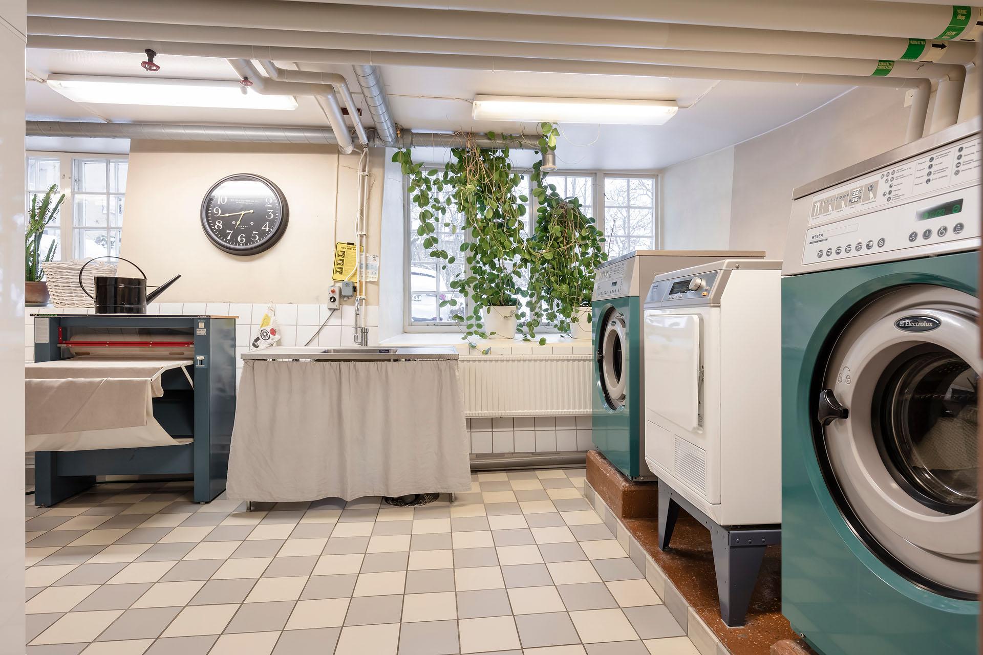 Föreningens rejäla tvättstuga med härligt ljusinsläpp