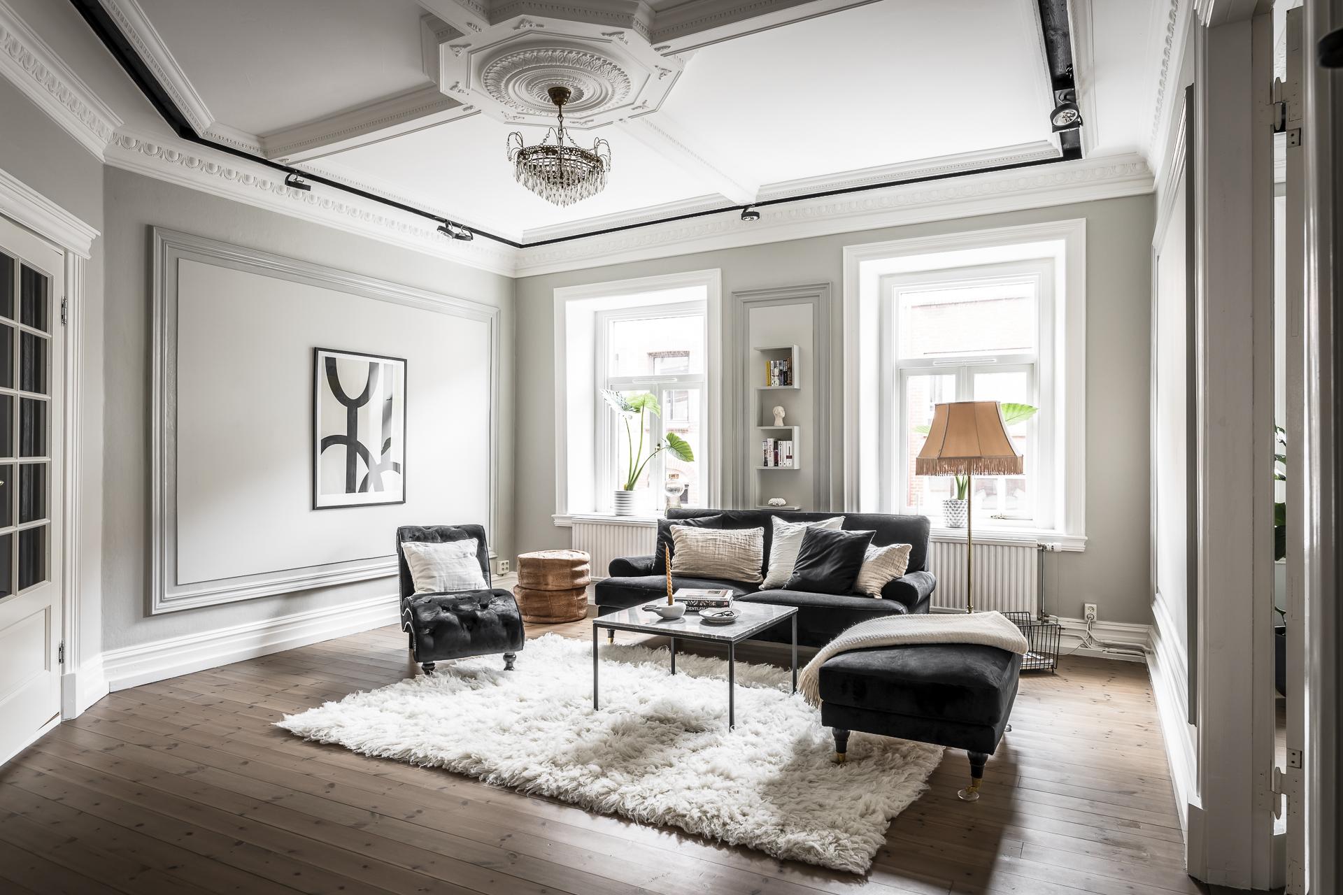 En sanslöst ambitiöst renoverad trea på allra bästa adress