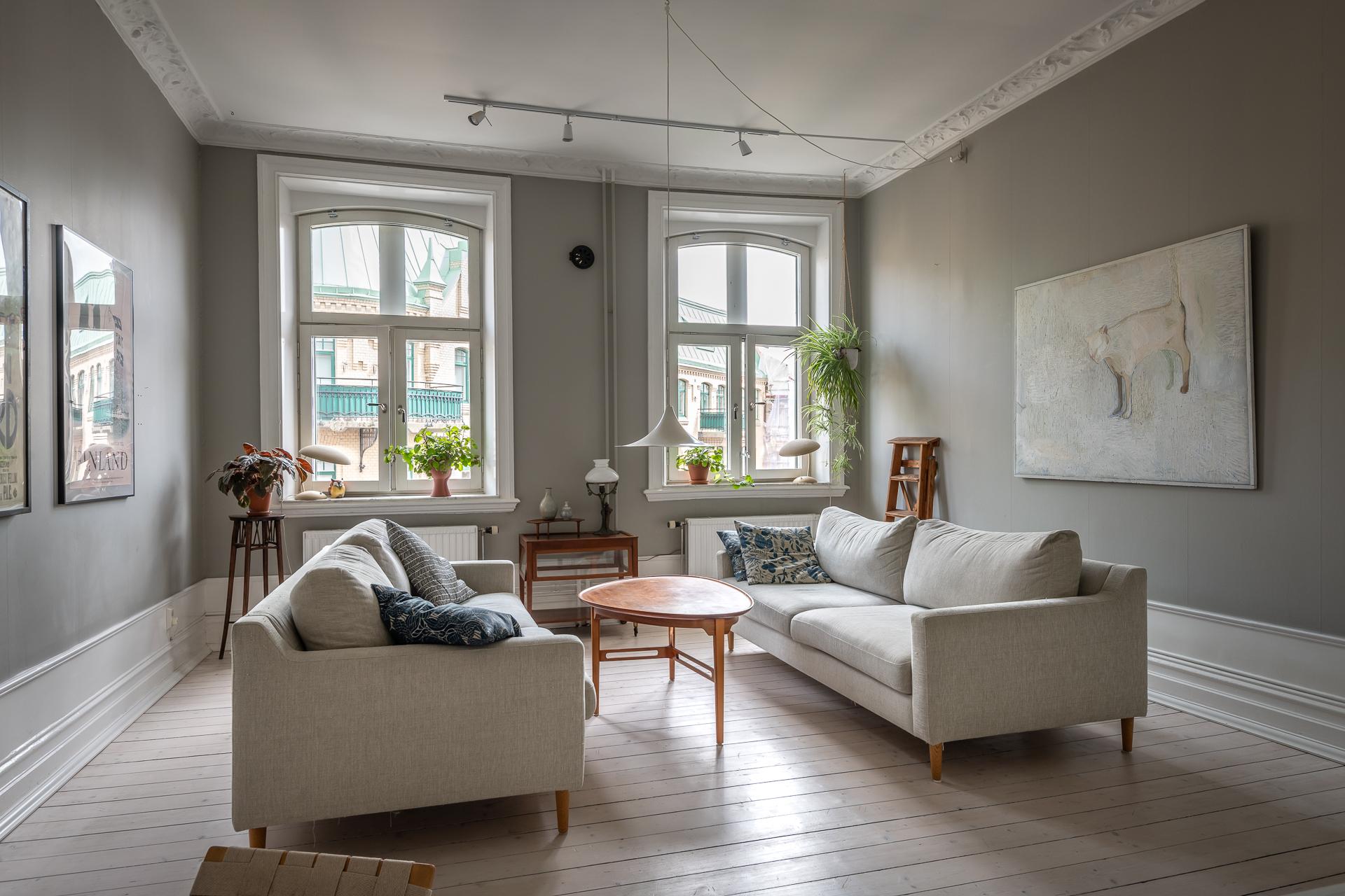 Högt upp i huset med fint bevarade sekelsiftesdetaljer