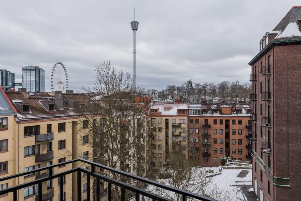 Fri utsikt över den stora gården och Liseberg i fonden