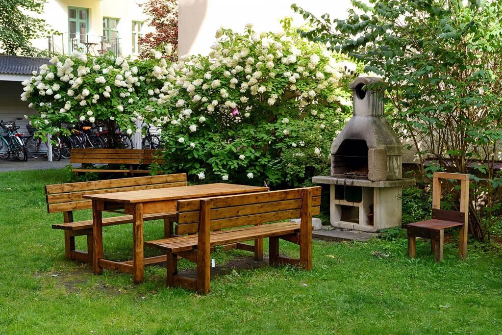 Stor öppen gemensam innergård med grillplats mm