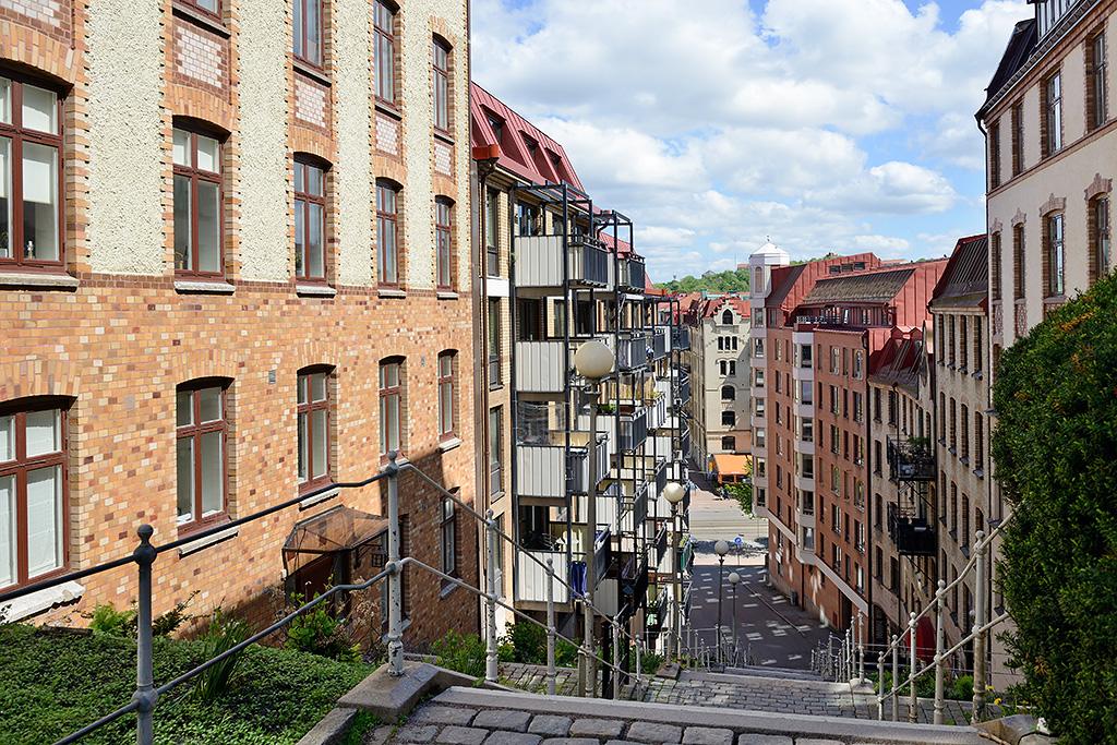 Trappan tar dig snabbt ner till Linnégatan