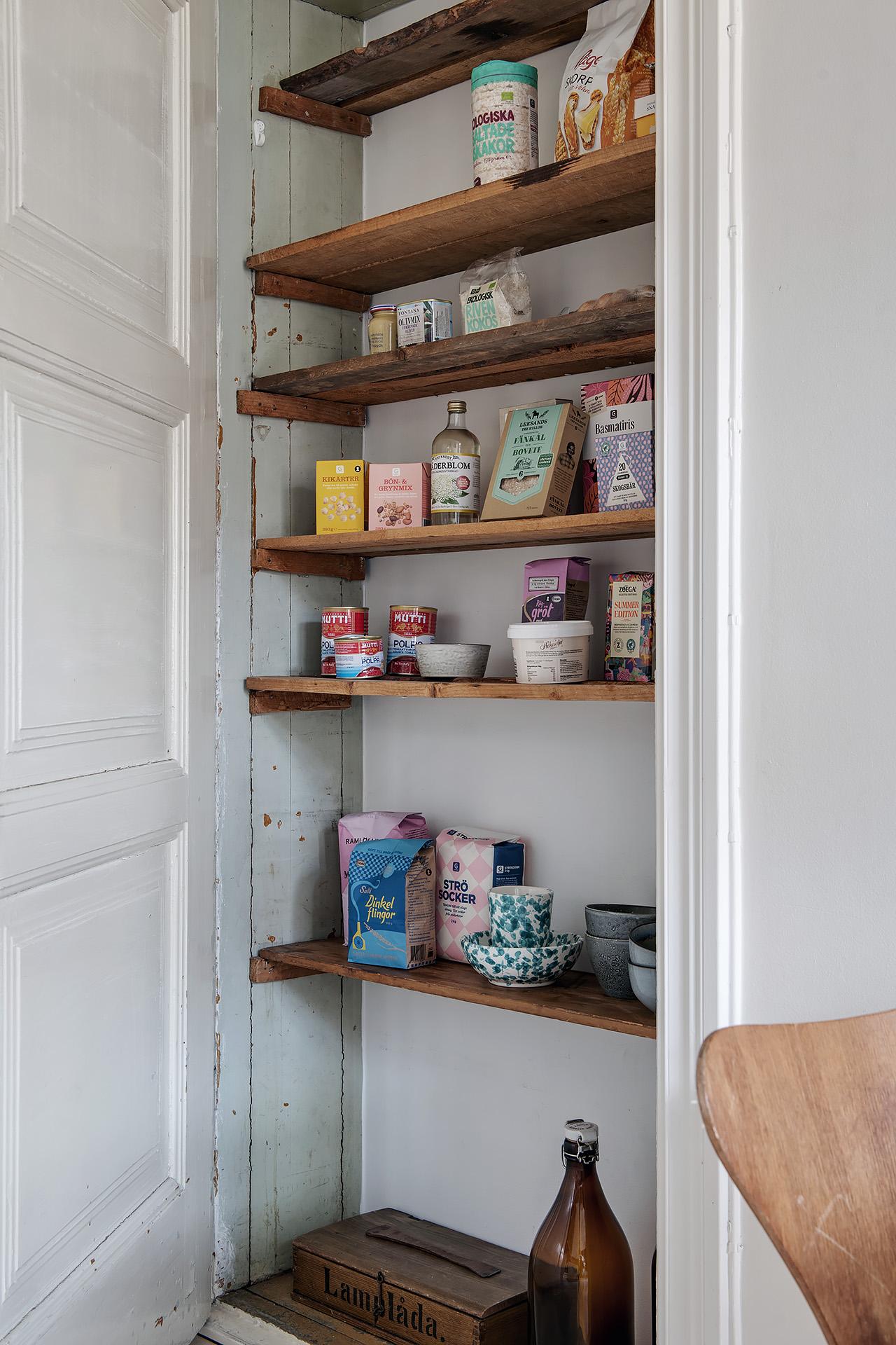 En tidigare ingång har blivit ett skafferi