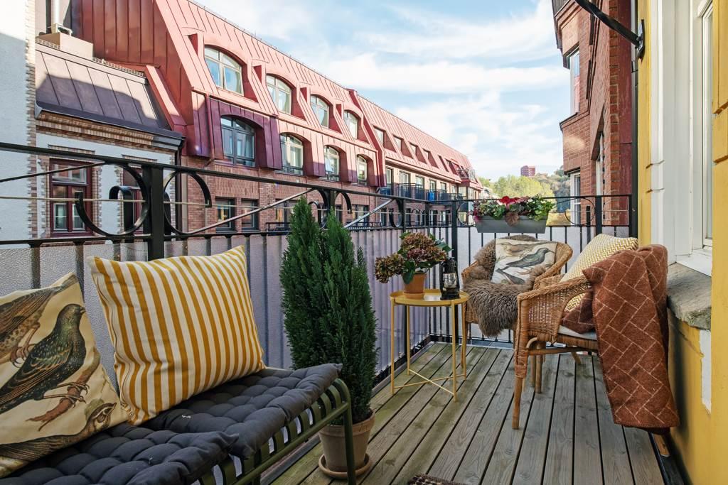 Lägenheten vetter ut mot lugna Risåsgatan