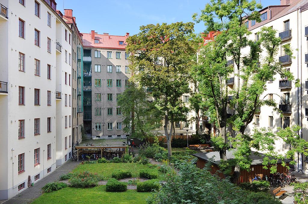 ...mot kvarterets öppna innergård...