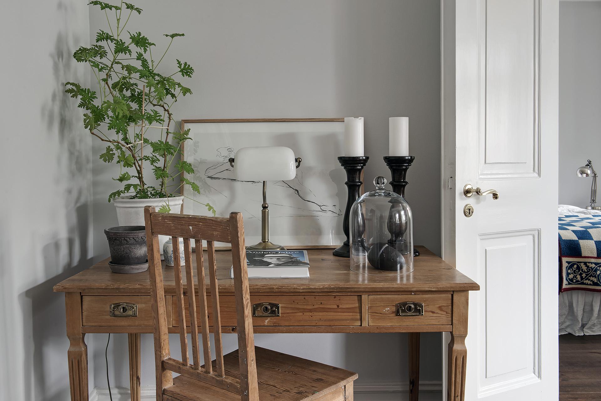 I vardagsrummet finns plats för ett skrivbord för den som vill