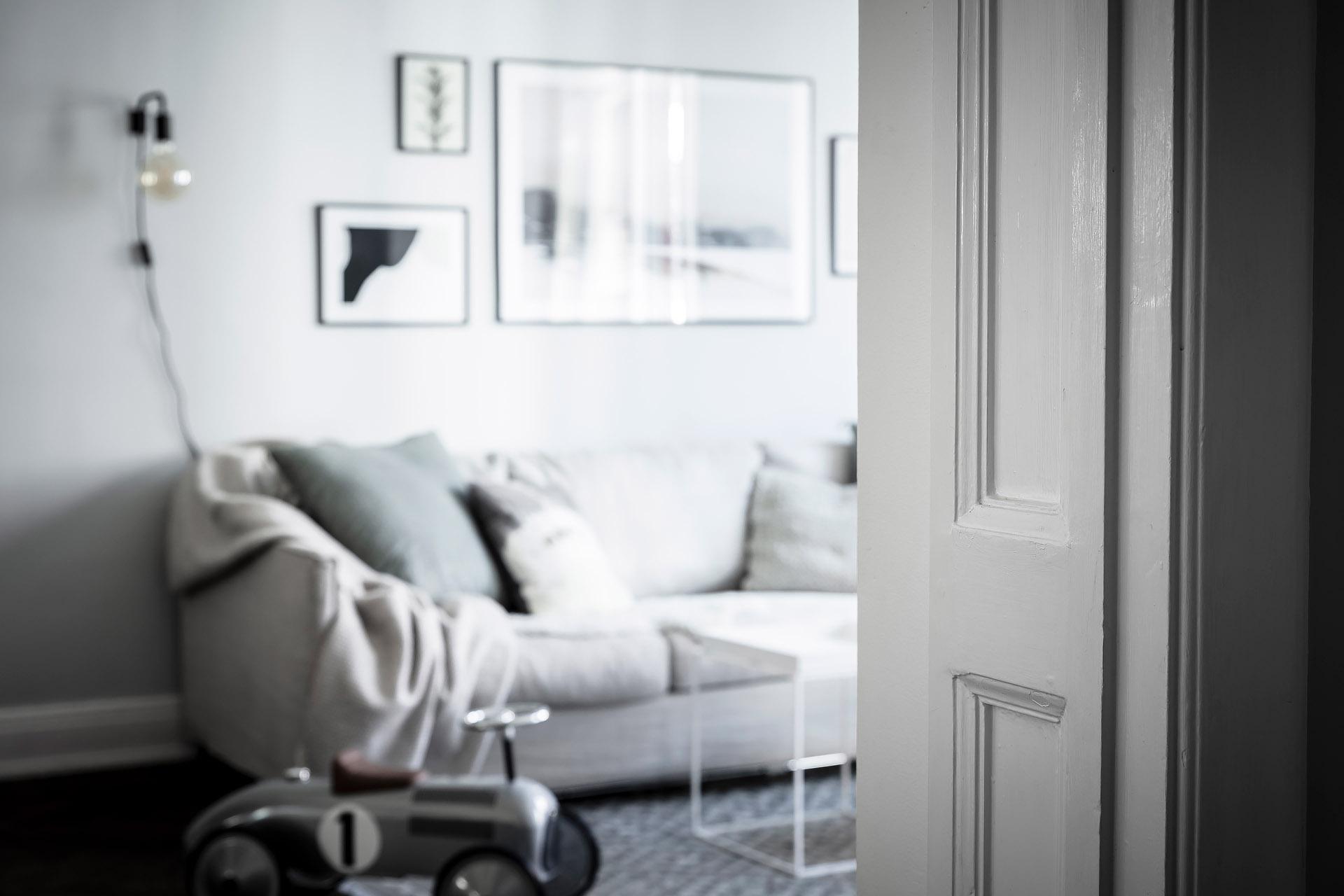 Välbevarade originaldetaljer genomsyrar detta hem