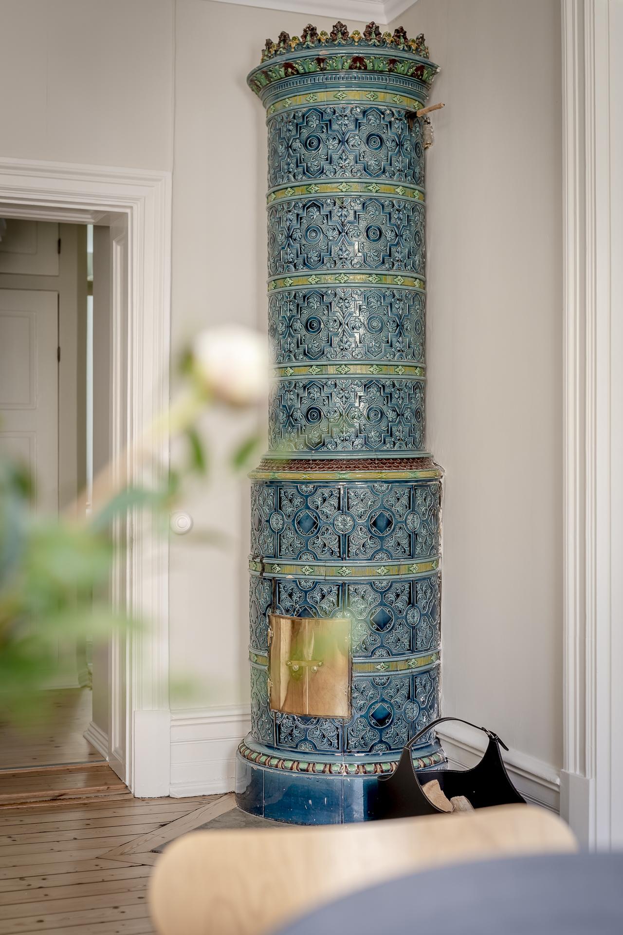 Båda kakelugnarna i svårslagen nyrenässansstil.