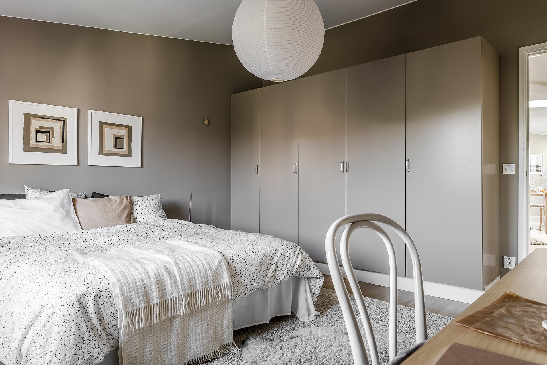 Goda förvaringsmöjligheter i form sv garderobsvägg