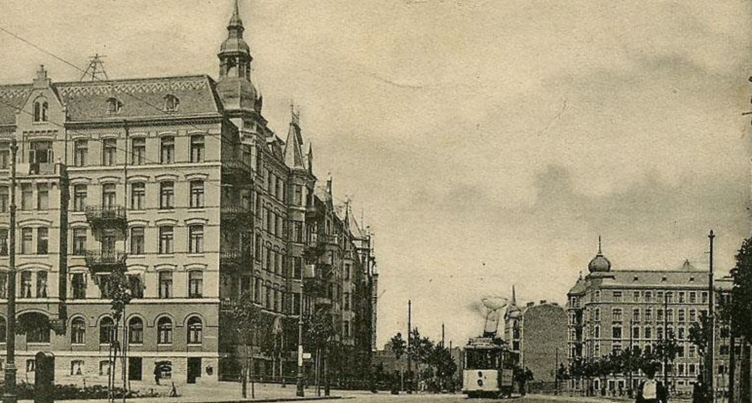 Korsningen Linnégatan-Nordenskiöldsgatan cirka 1905 med vårt hus nere till höger i bild