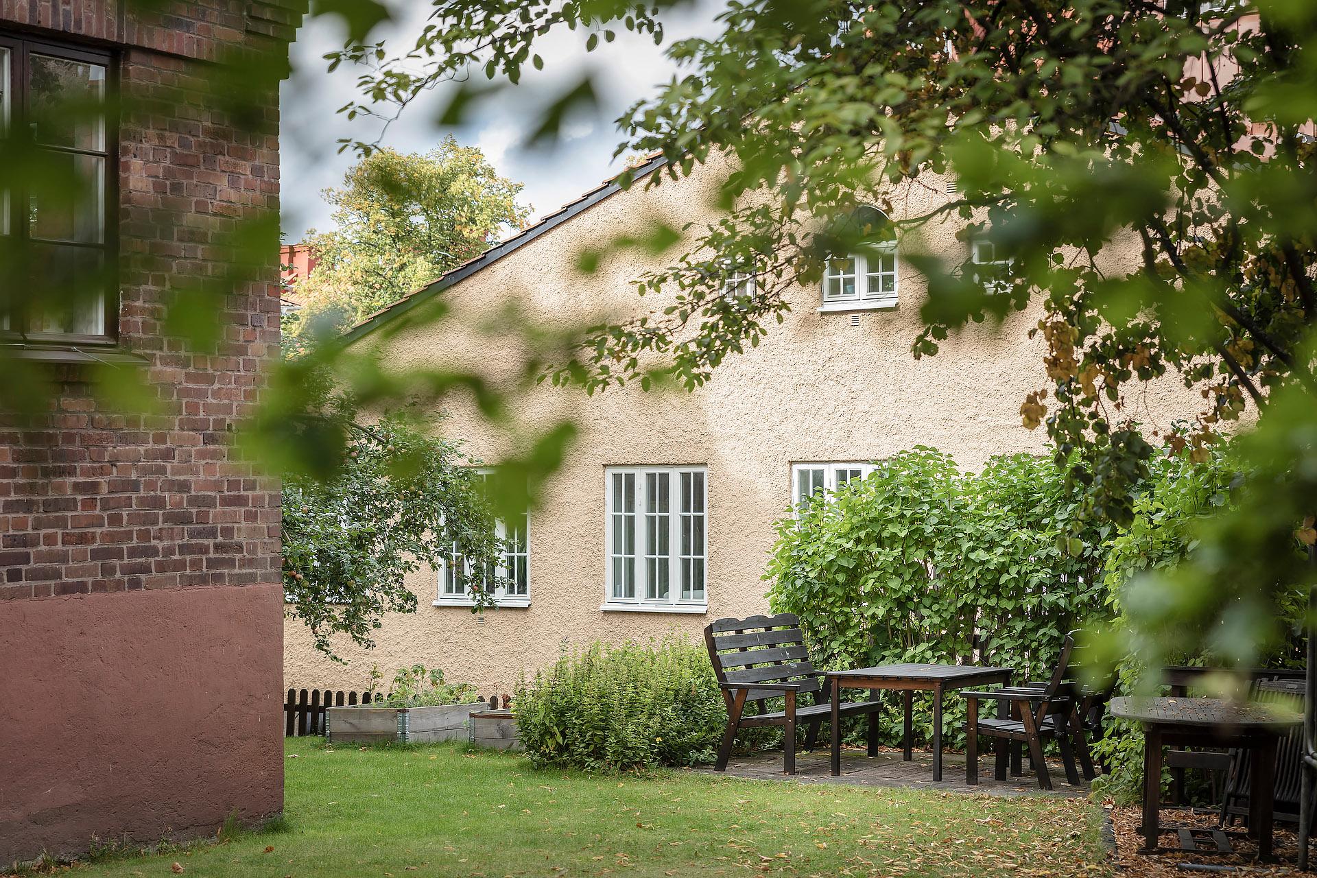 Fina uteplatser finns både på husets fram- och baksida