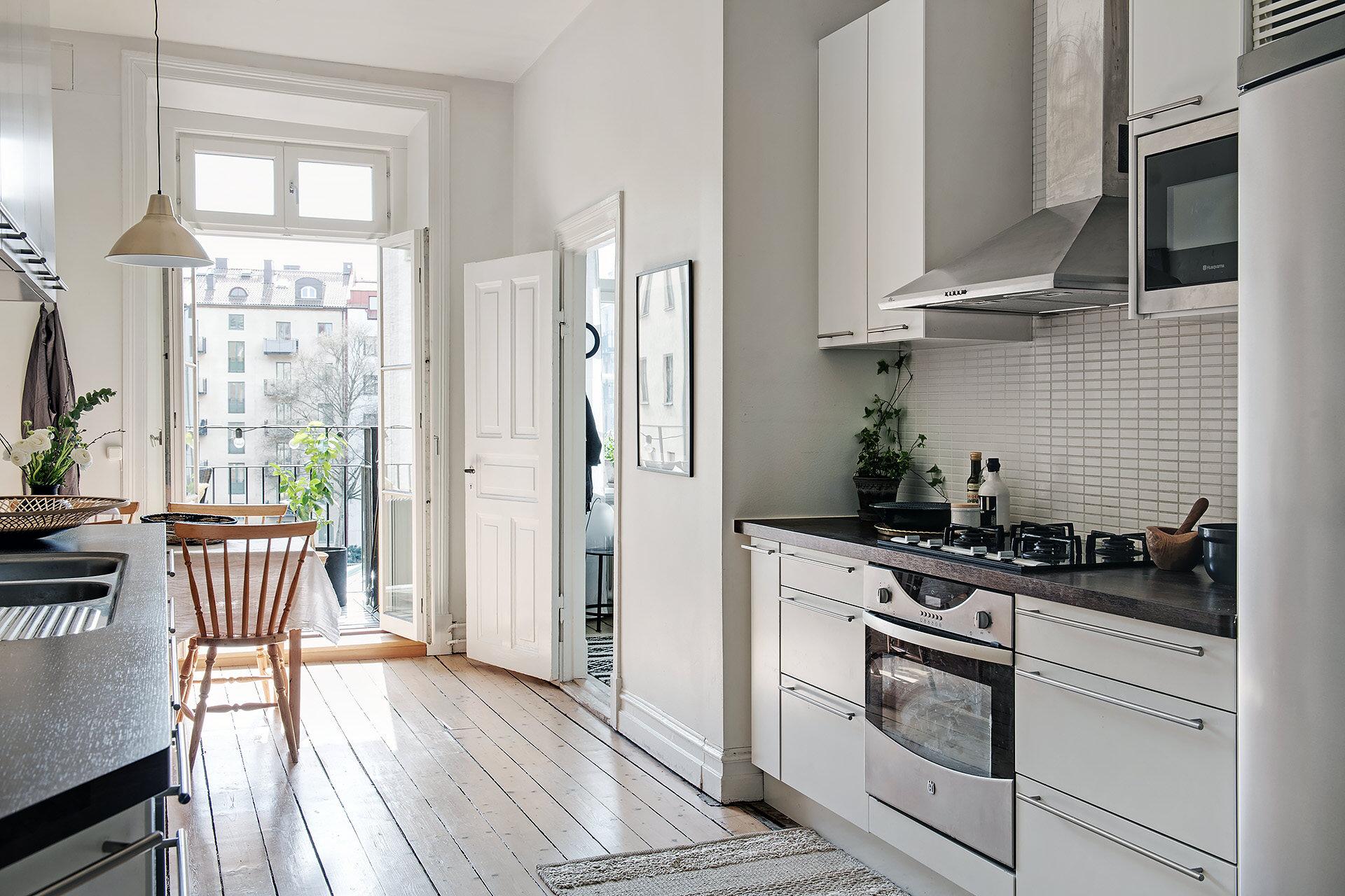 En massiv spegeldörr stänger ut mot köket