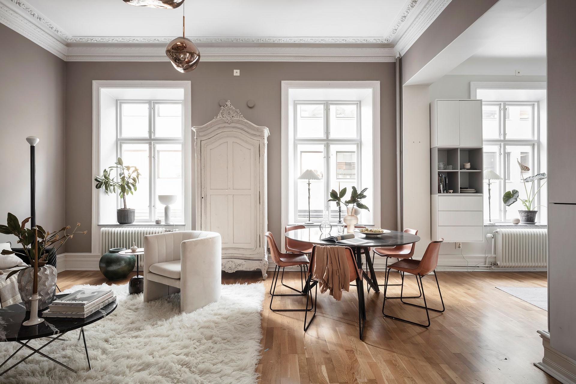 Tre stora söderfönster välkomnar