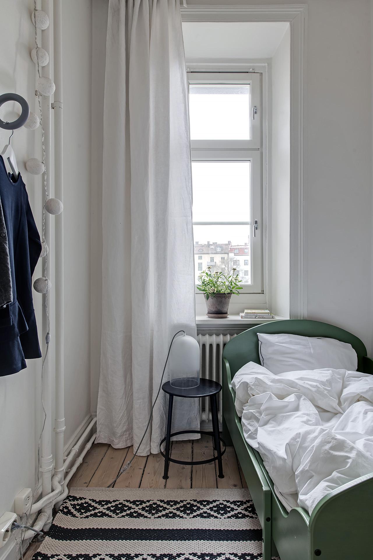 Ett fönster mot gården i söder släpper in dagssolen