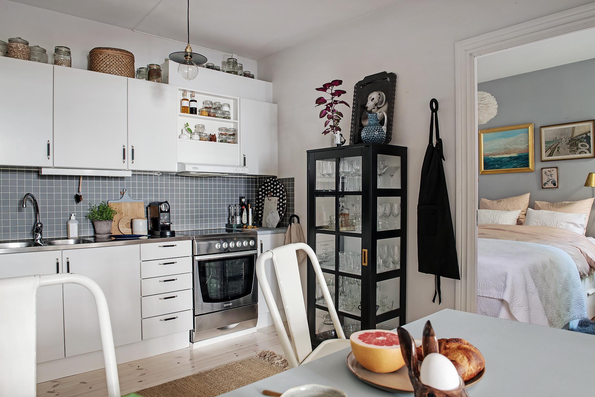 Kök med matplats för både middagsgäster och pluggkompisar