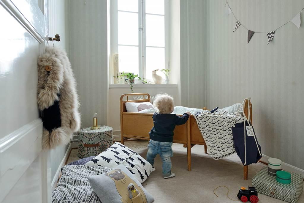 Ett sött litet rum med underbart ljus från väster