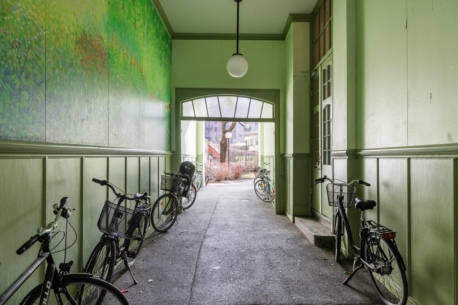 Portgången är plan och det är lätt att rulla in cykeln