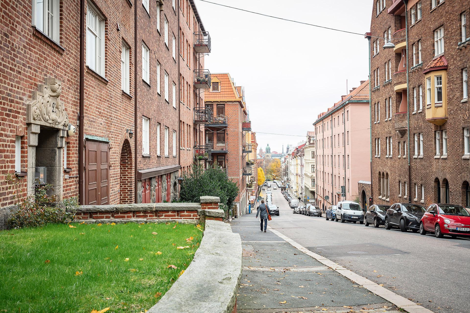 Välskött fastighet med egen förträdgård.