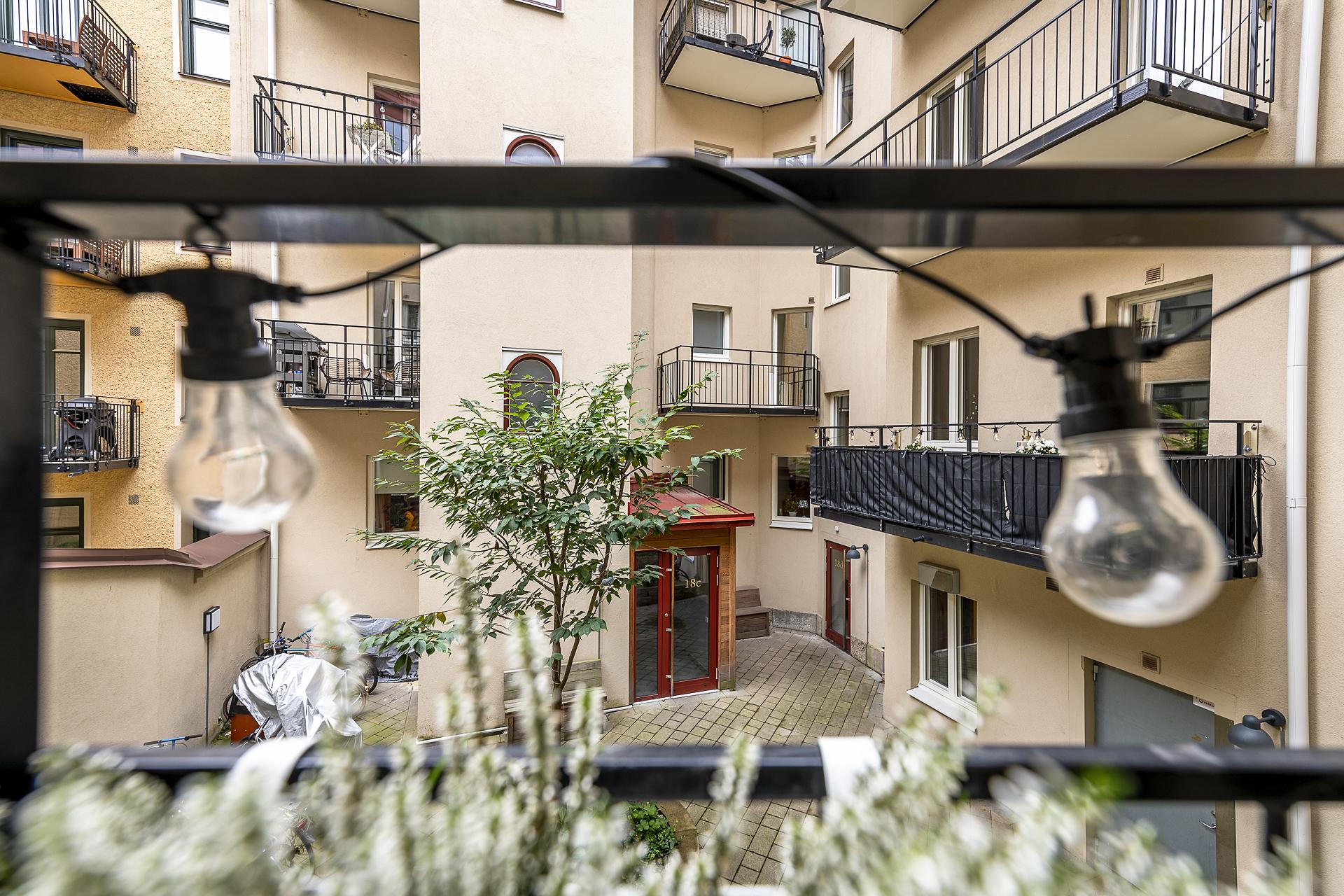 Mycket välordnad och vacker innergård. Jättefin utebelysning nu när höstmörkret närmar sig