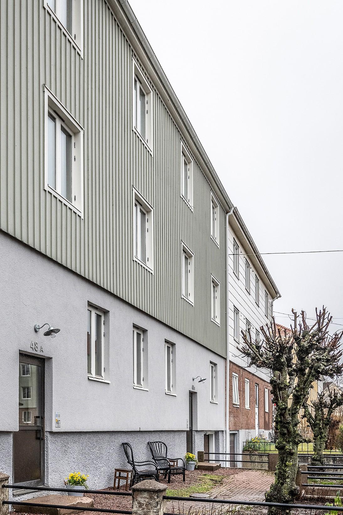 Förträdgården mot Björcksgatan ligger i soldränkt söderläge, fritt mot parken mittemot