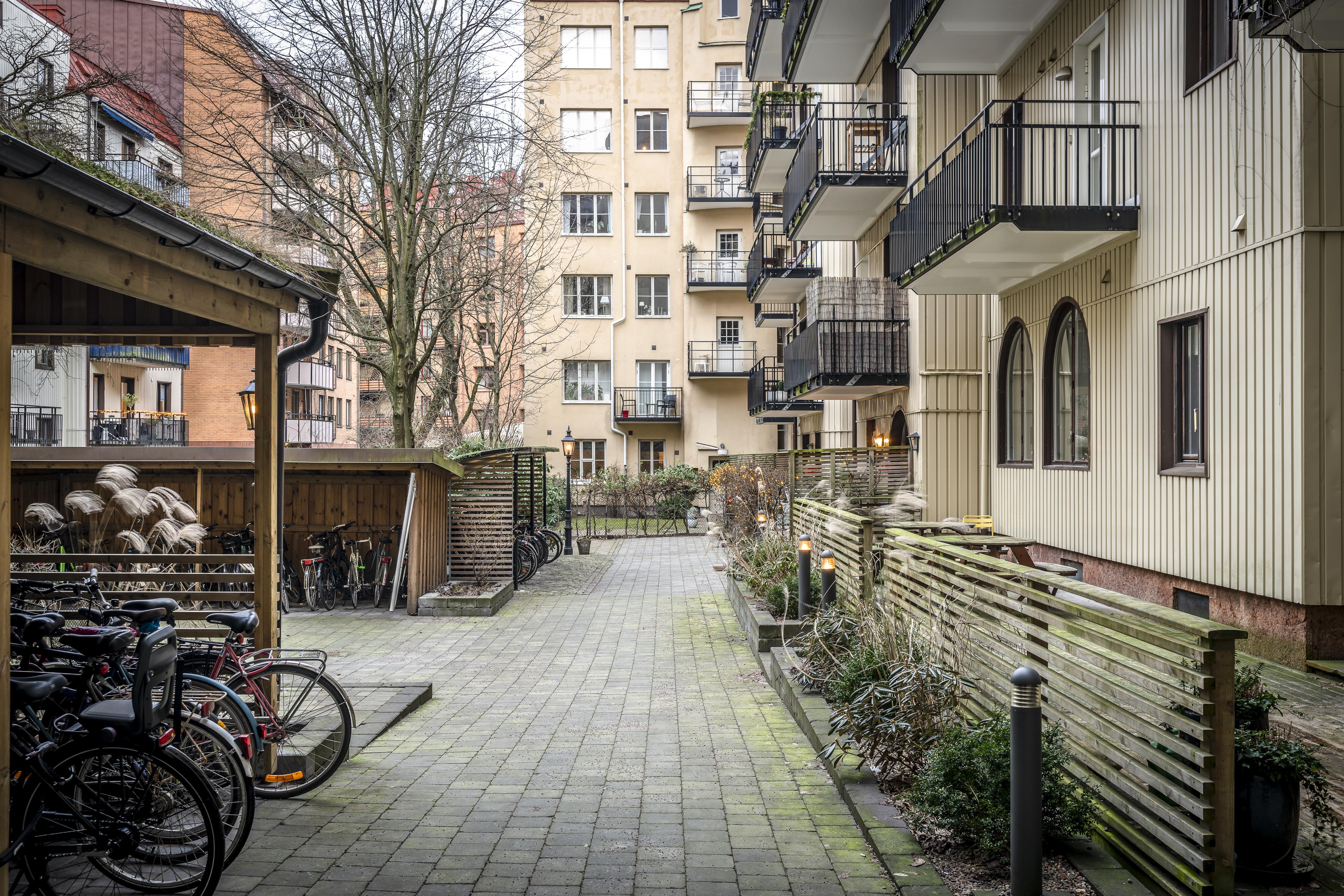 På våren gemensamma innermöbler på välordnad, vacker innergård