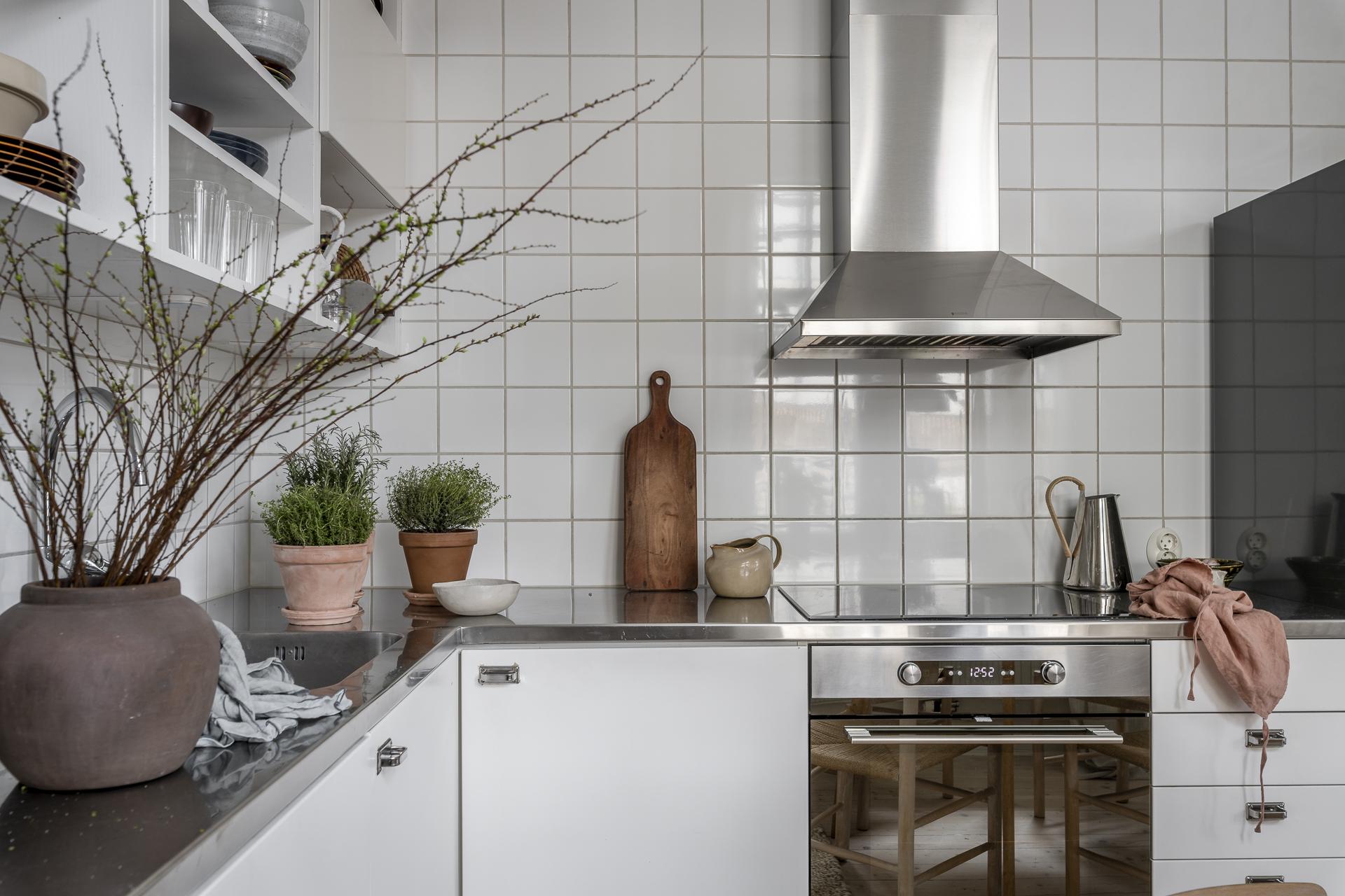 Måttanpassad bänkskiva med gott om arbetsyta
