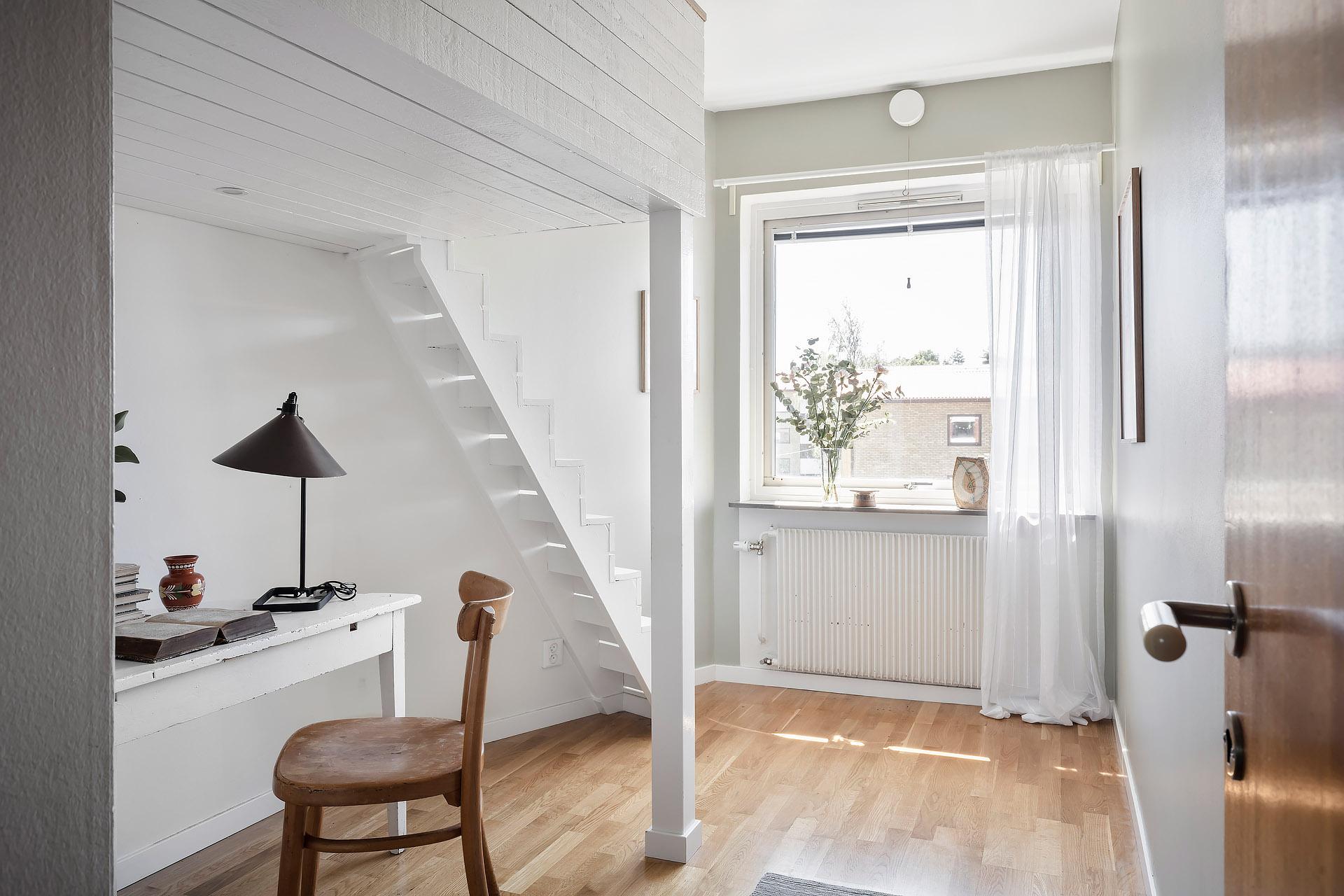 Sovrum 3 har en platsbyggd loftsäng som gör att rummets yta nyttjas maximalt
