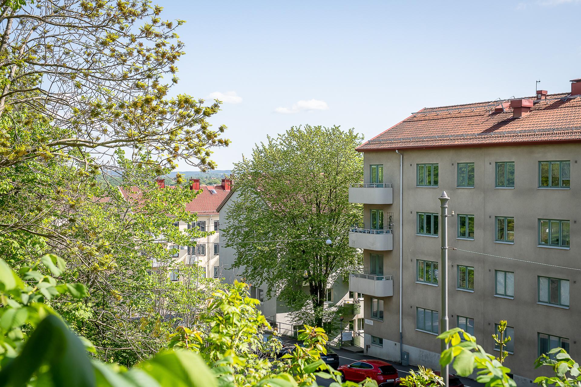 Husets placering gör att man är i höjd med fjärde balkongen på andra sidan