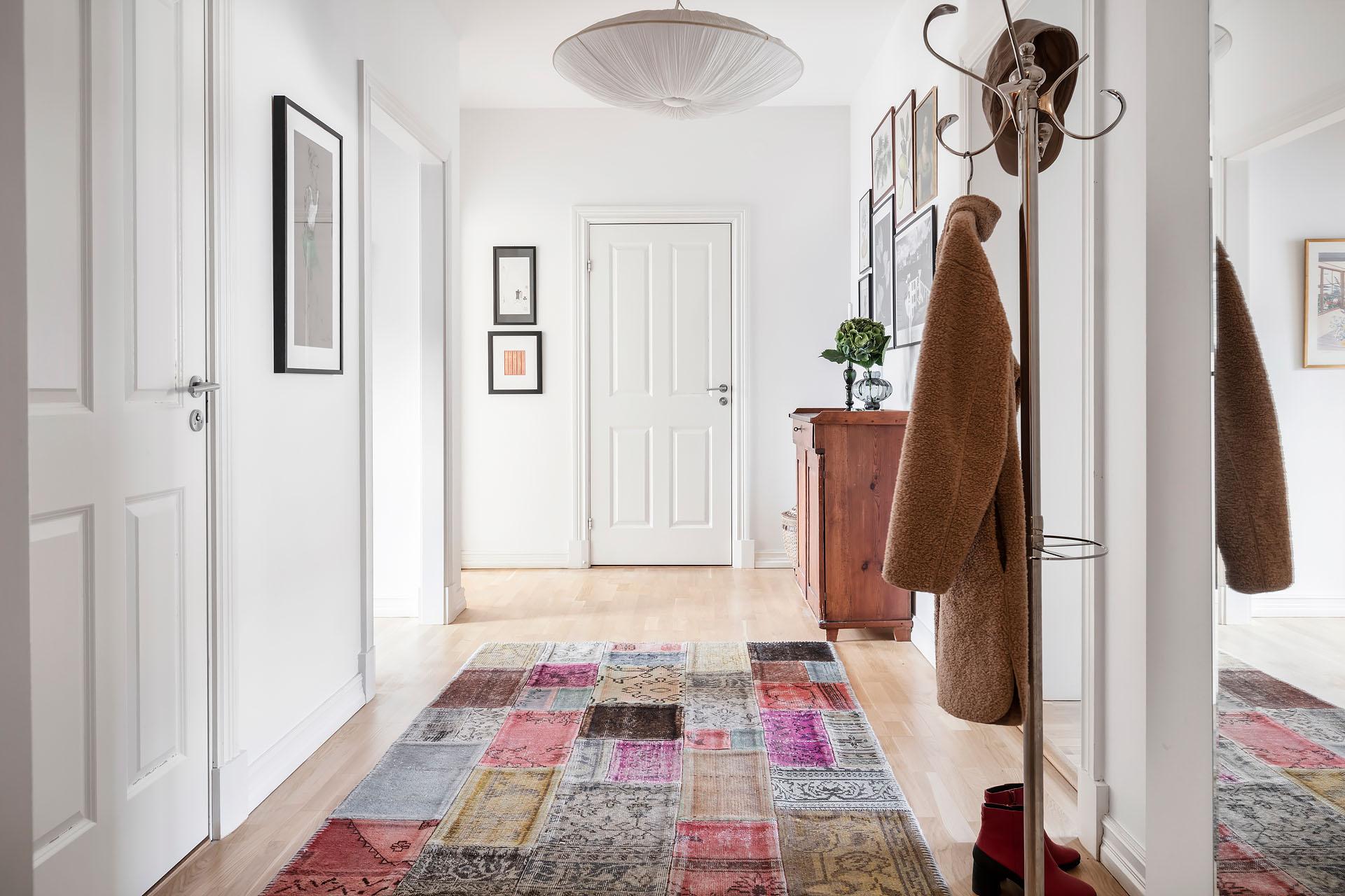 Rymlig hall med plats för klädförvaring och byrå