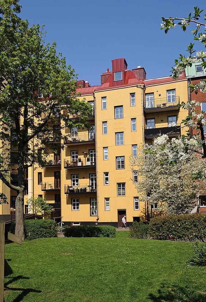 Balkongen sedd från den lummiga gården