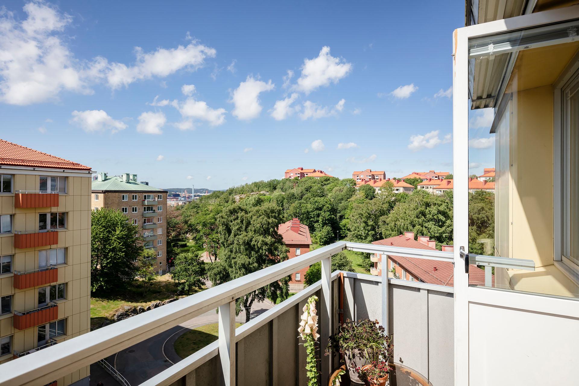 Balkongen ligger i ett högt, soldränkt läge