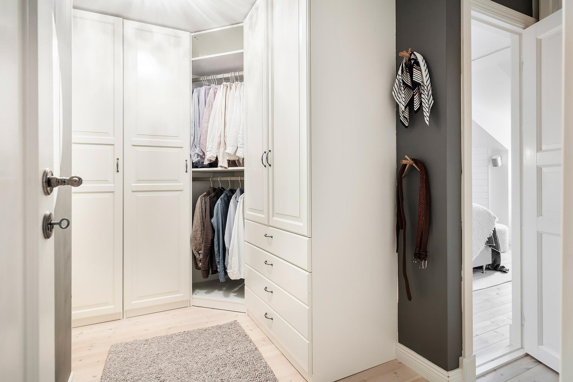 En imponerande stor walk-in-closet