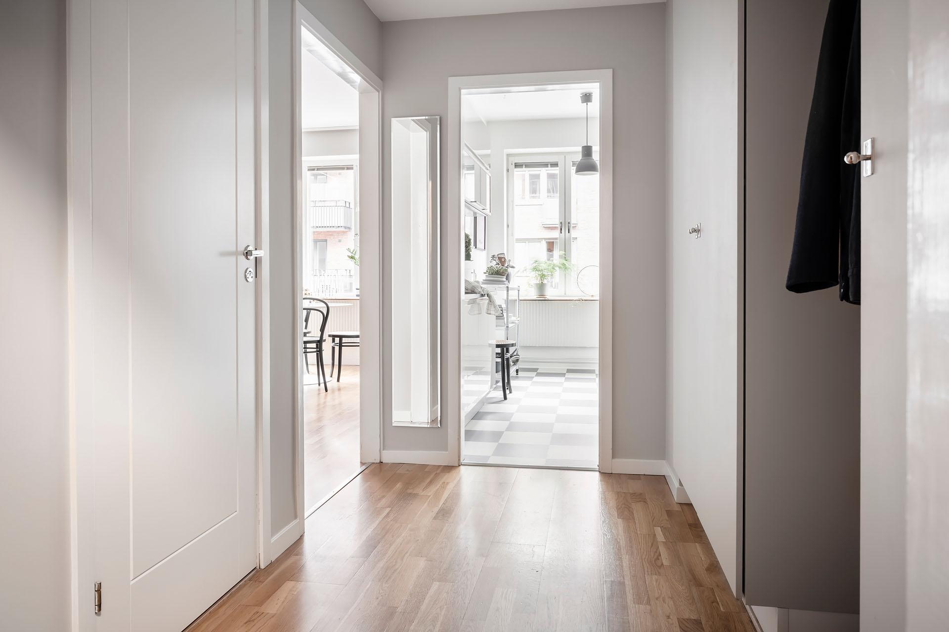 Hallen fungerar som lägenhetens nav, härifrån når man samtliga rum