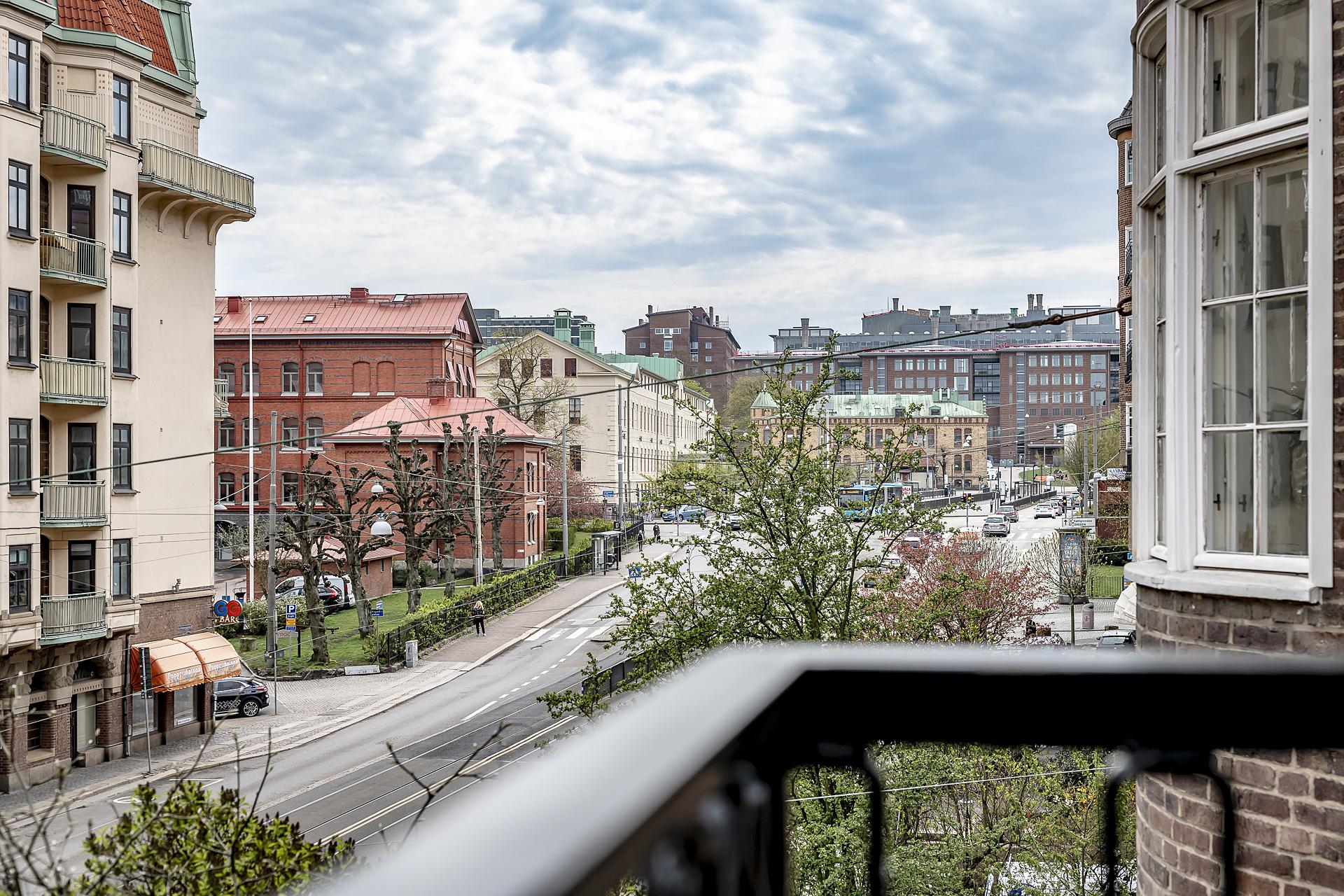 Utsikt från balkongen med vy ut mot Aschebergsgatan 35