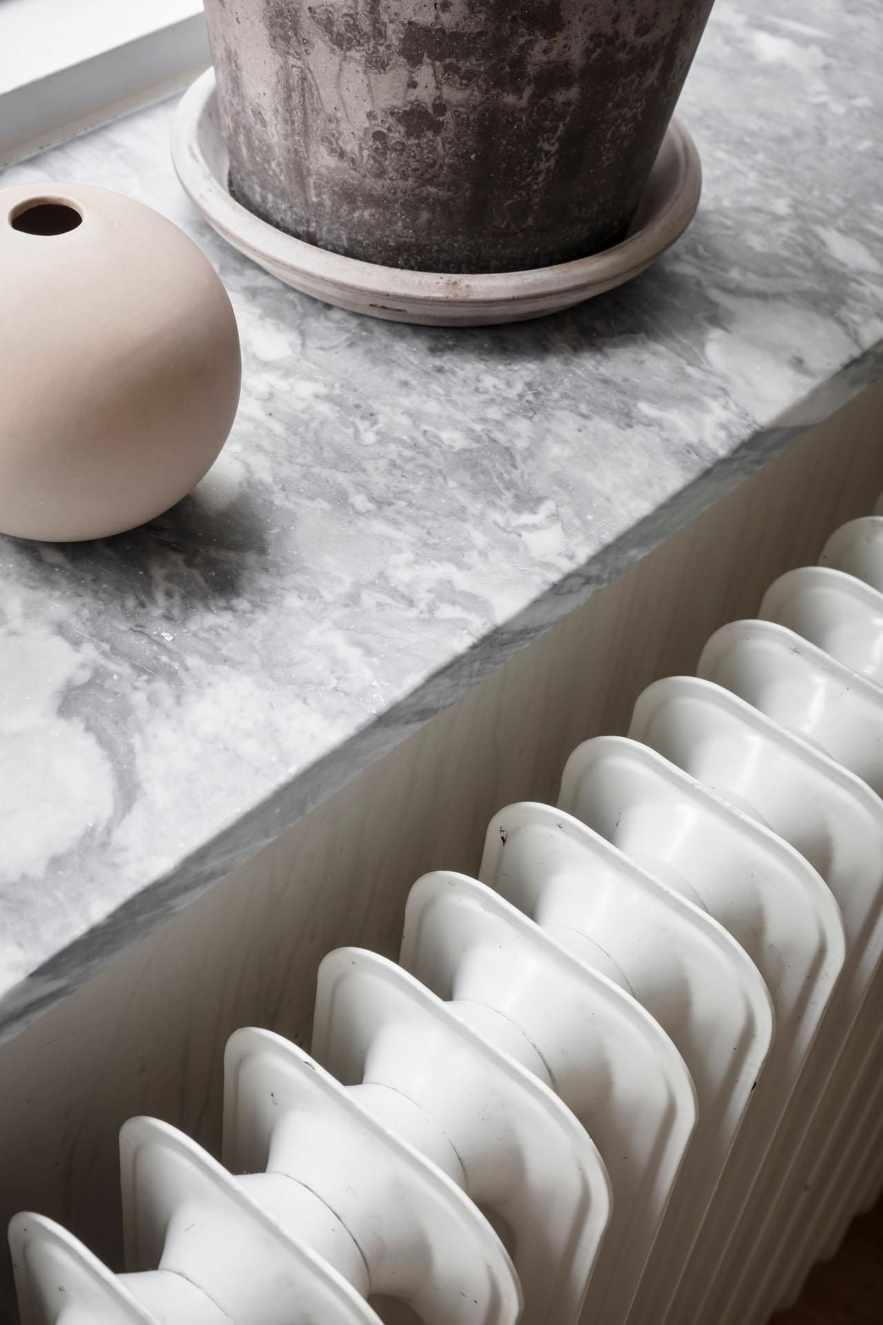 Fönsterbänkar i marmor med underbara gjutjärnsradiatorer