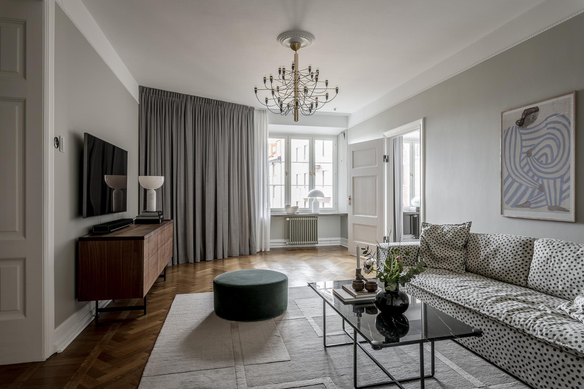 Här har ni utrymme för en stor matsalsmöbel invid fönster om så önskas