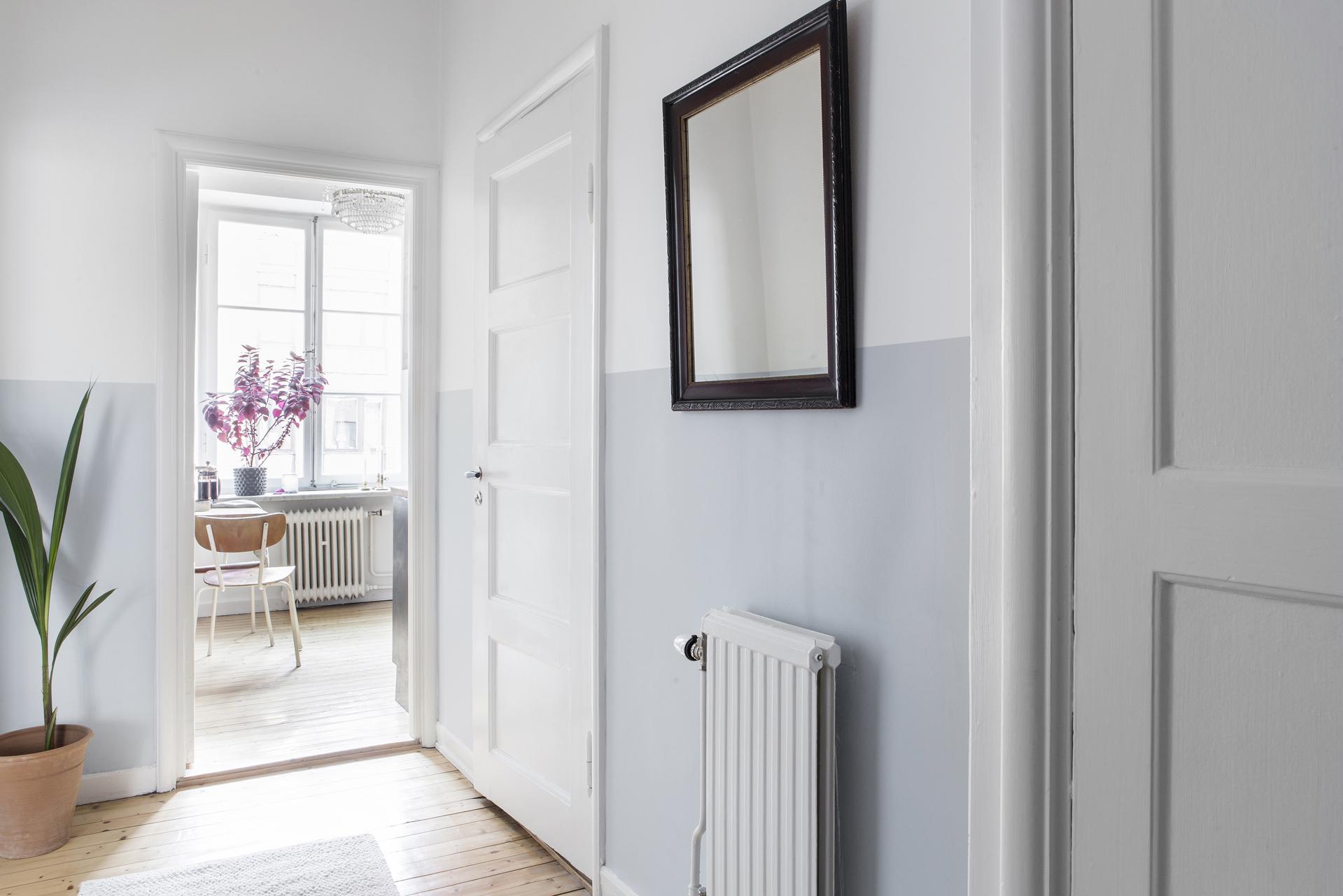 Från höger: klädkammare och sedan badrumsdörren