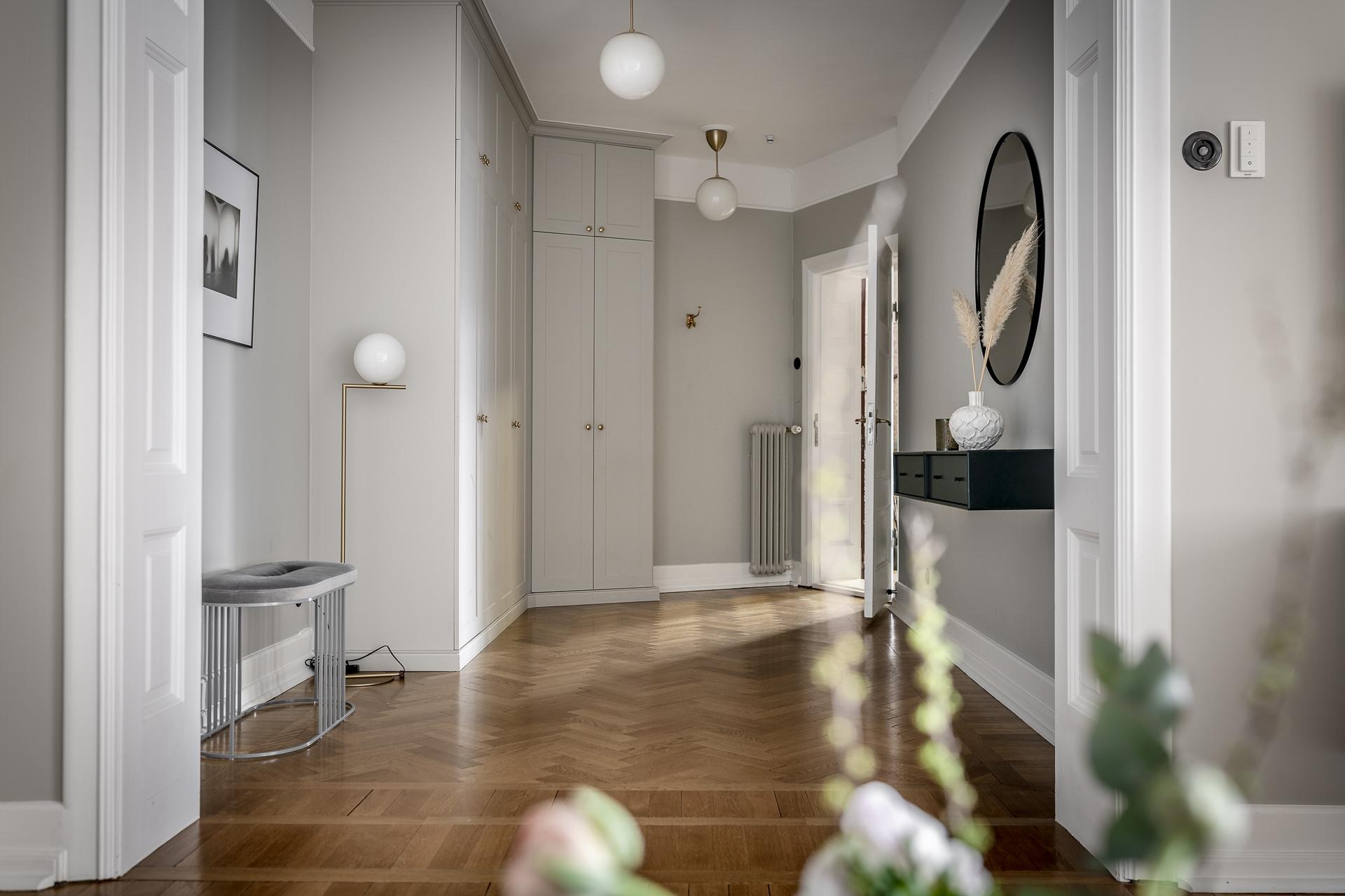 Platsbyggd förvaring i tamburen