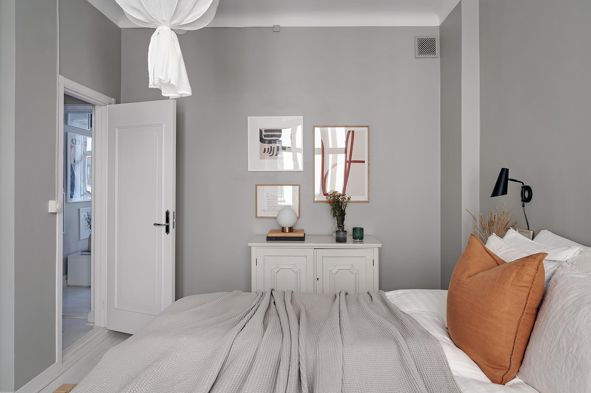 Väggarna är målade i Jotuns "Antikgrå"