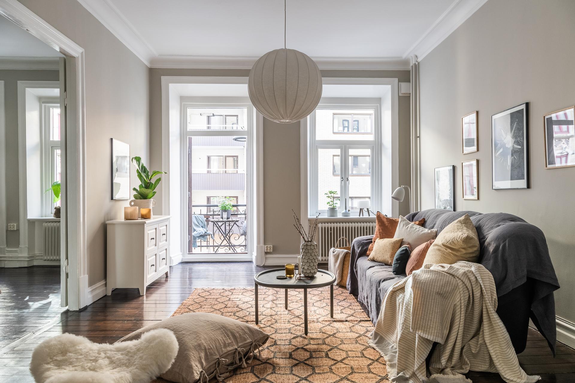 Från detta rum nås bostadens andra balkong